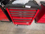 une armoire à outils rouge sur laquelle sont posés de nombreux outils
