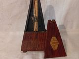 un petit instrument de musique posé sur une table