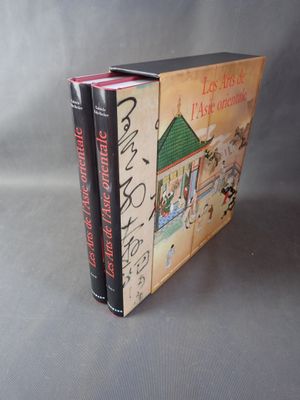 deux livres posés l'un sur l'autre sur une table