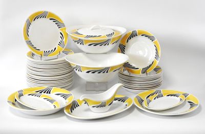 de nombreuses assiettes et bols ornés de motifs jaunes et noirs
