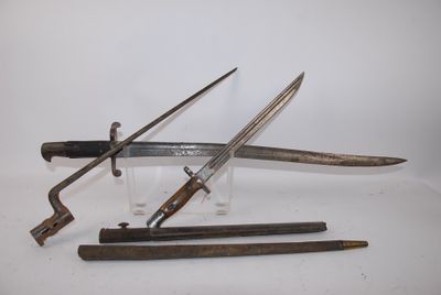 deux vieilles épées et un couteau posés sur une surface blanche