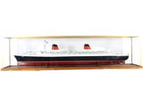 une grande maquette de bateau exposée dans une vitrine