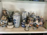 de nombreux vases posés sur une étagère dans une pièce