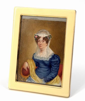 tableau représentant une femme en robe bleue tenant une pomme