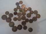 un lot de pièces de monnaie posées sur une table