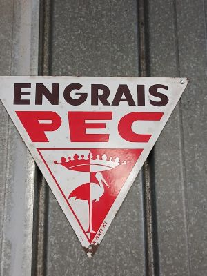 a sign that says engrais pec on the side of a building