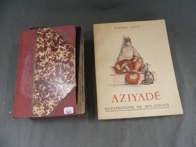 deux livres sont posés l'un à côté de l'autre sur une table
