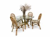 une table en verre avec quatre chaises et un vase de fleurs