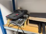 une calculatrice et un ordinateur portable posés sur une étagère dans une pièce