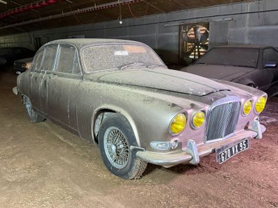 une vieille voiture qui prend la poussière dans un garage