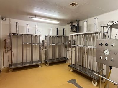 une image représentant une grande pièce avec plusieurs cages