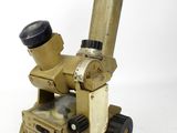 a microscope that is sitting on top of a table