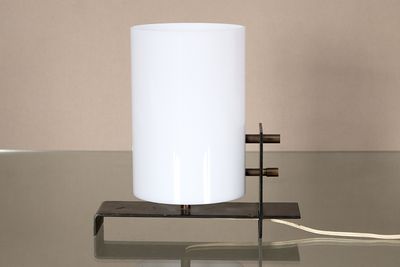 une lampe posée sur une table en verre