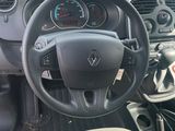 l'intérieur d'une petite voiture avec un volant et un tableau de bord