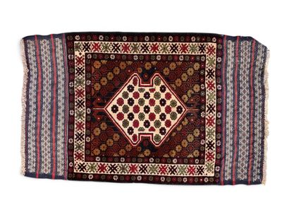 un tapis au motif géométrique sur fond blanc