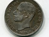 une vieille pièce de monnaie avec un visage d'homme sur une surface blanche