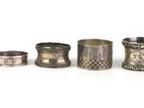 six serviettes et tasses en argent sont alignées sur une surface blanche