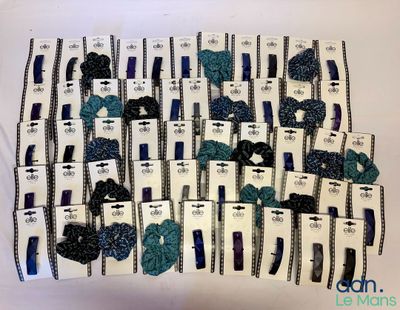 a lot of hair clips that are on top of each other