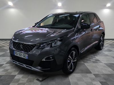 la voiture grise est garée sur un sol en damier dans le garage