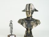 une statue d'un homme coiffé d'un chapeau et un buste de soldat