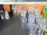 de nombreux verres vides posés sur une table dans un restaurant