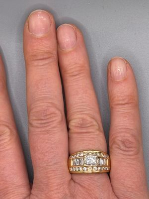 Bague en or jaune 750 millièmes sertie de diamants : le cent…