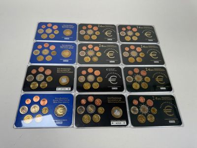 six pièces différentes sont exposées sur une table dans une vitrine