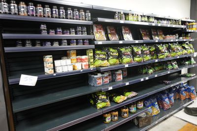 de nombreuses rayons de produits alimentaires et de boissons dans le magasin