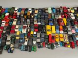un grand nombre de petites voitures posées sur une table