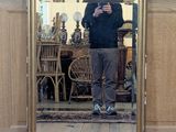 un homme se prenant en photo dans un miroir