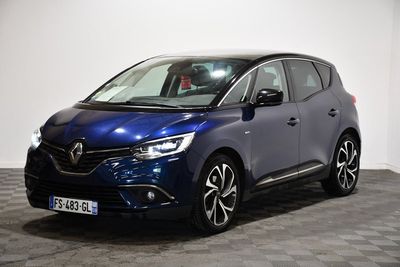 La voiture bleue est garée dans une pièce dont le sol est en damier.