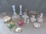 un grand nombre d'objets en verre posés sur une table