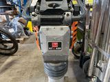 une machine qui se trouve dans un garage