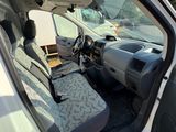 l'intérieur d'une camionnette blanche avec un panier pour chien sur le siège passager