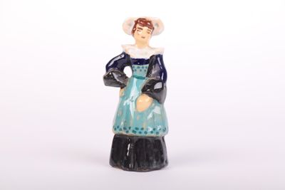 une figurine de femme en robe et chapeau bleus