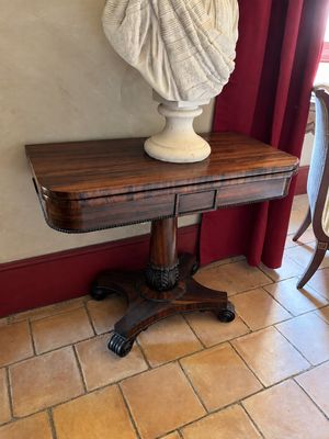 un buste d'homme posé sur une table dans une pièce