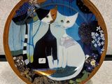 une assiette sur laquelle est représentée une image de deux chats