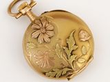 une image représentant une montre de poche en or ornée de fleurs et de feuilles