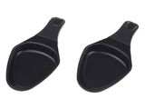 une paire de cuillères en plastique noires sur fond blanc