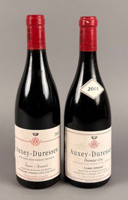 deux bouteilles de vin rouge posées l'une à côté de l'autre sur une table