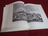 un livre ouvert sur lequel figure l'image d'une ville