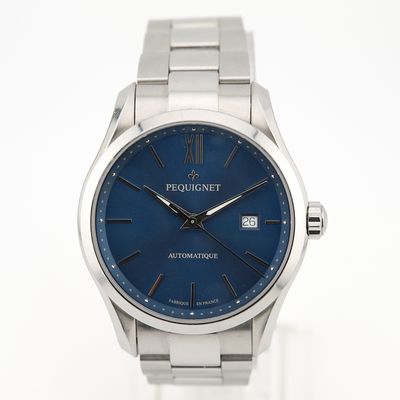 gros plan d'une montre-bracelet avec un cadran bleu