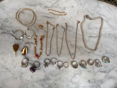une table en marbre sur laquelle sont posés tout un tas de bijoux