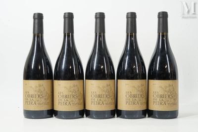 six bouteilles de vin sont alignées sur une surface blanche