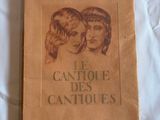 un livre marron sur lequel figure l'image de deux femmes