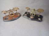 deux maquettes d'avion posées sur une table