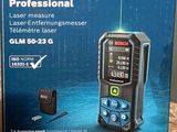 une boîte contenant un télémètre laser Bosch Professional posée sur une table