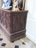 COFFRE rectangulaire en chêne mouluré et sculpté, la façade … (photo 3)