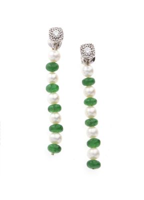 une paire de boucles d'oreilles en perles vertes et blanches et en argent
