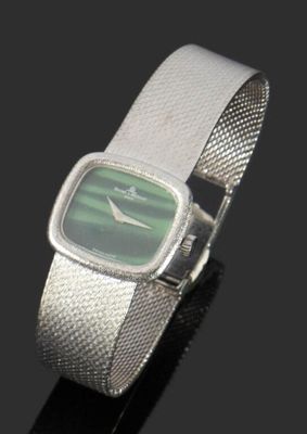 une image d'un gros plan d'une montre-bracelet sur une surface noire